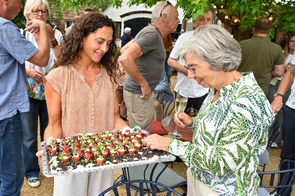 Feestelijke hapjes in de tuin van Schelleboom in Oosterhout