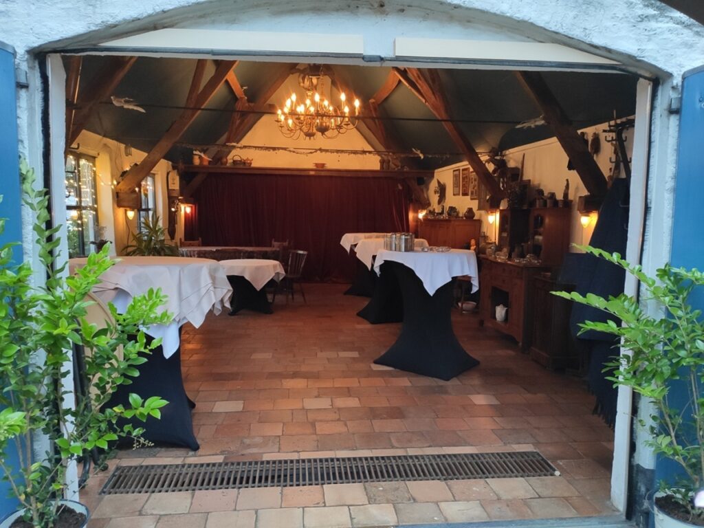 Openslaande deuren tussen de sfeervolle tuin en zaal van Schelleboom in Oosterhout