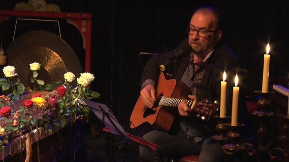 Muzikant tijdens een persoonlijk afscheid bij Schelleboom in Oosterhout